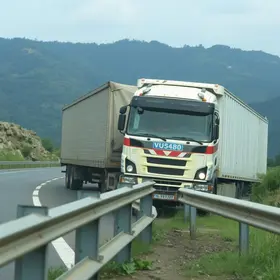 Caminhão bate em defensa metálica do Rodoanel