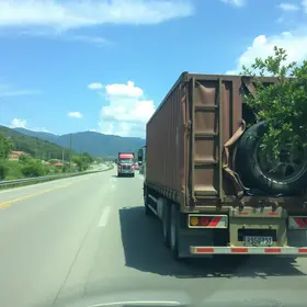 carreta tomba no Rodoanel em Itaquaquecetuba